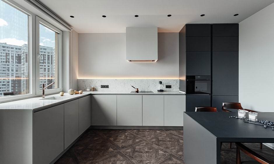 Black and white kitchen cupboards in a glossy look