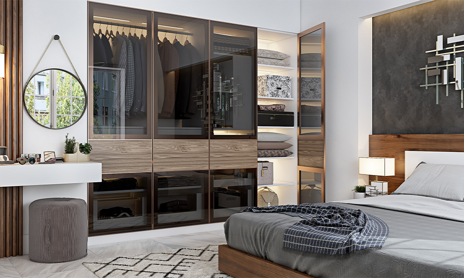 A space-saving wardrobe design that has a built-in transparent wardrobe to accentuate the bedroom's interior