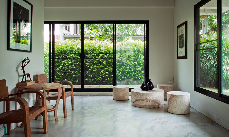 A chilling spot at home with an awesome sunroom design
