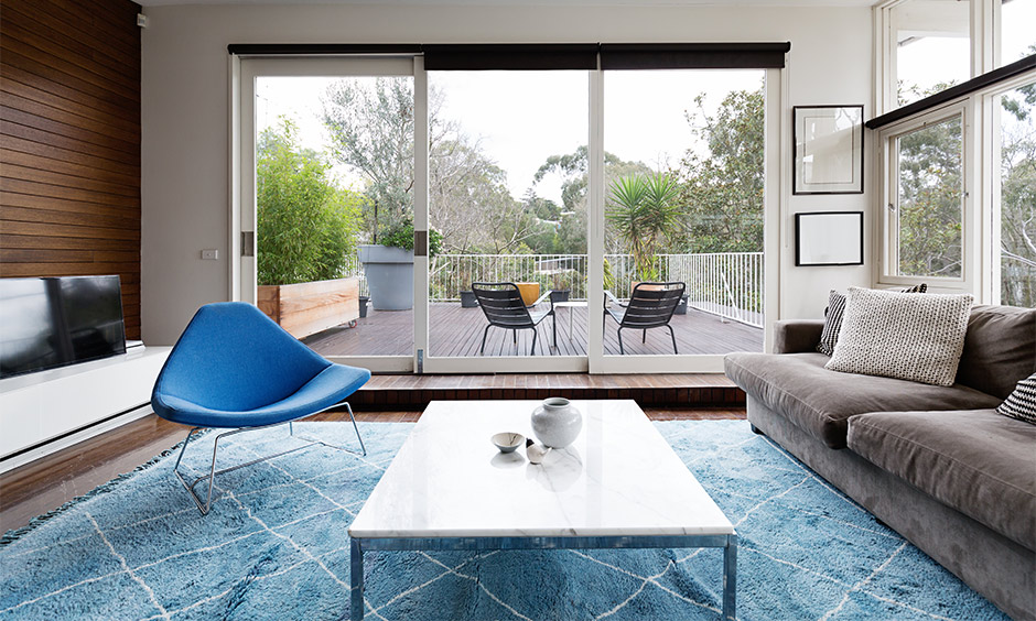 A living room cum sunroom design for villas enclosed by glass-front sliding doors