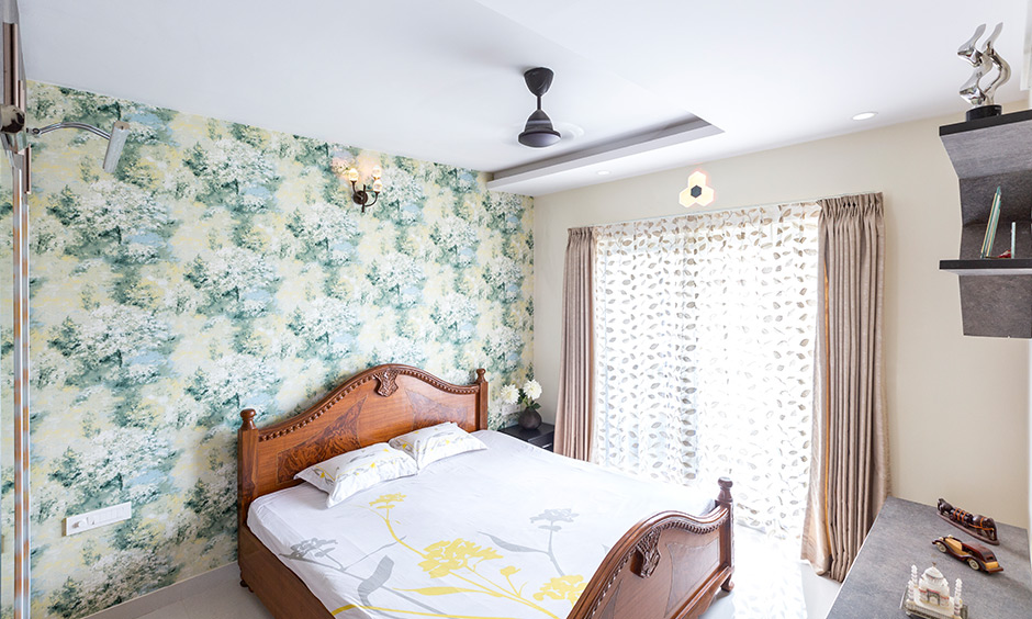 Vintage wooden bed furniture for a classy and luxurious look