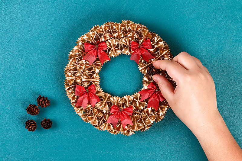 Easy DIY christmas decorations for the front door with a paper plate