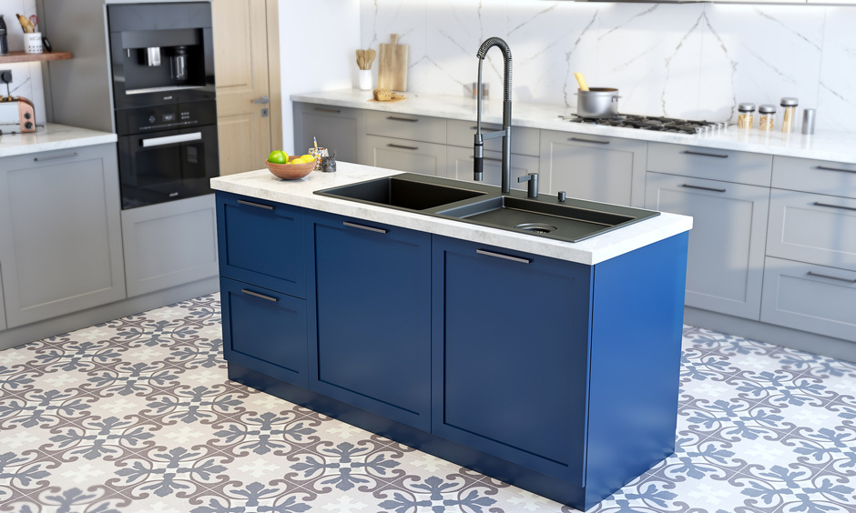 Flexible kitchen water tap design which is suitable for a double sink