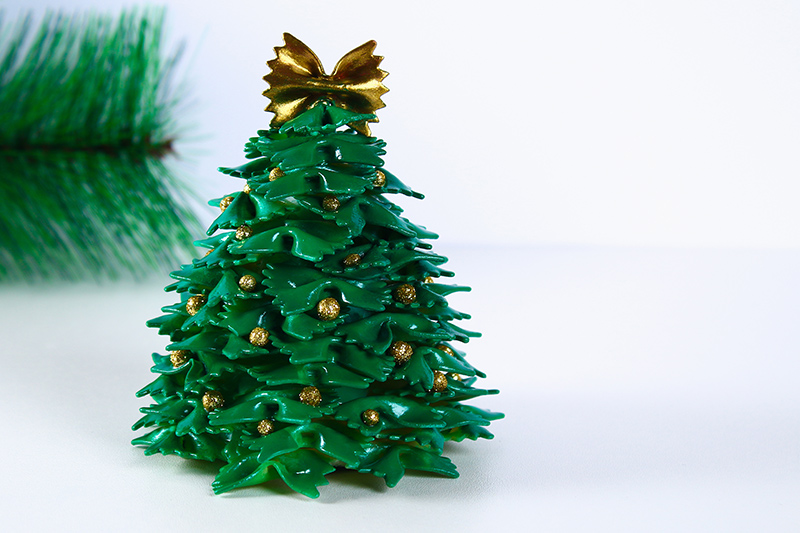 DIY christmas table decoration with pasta cone trees