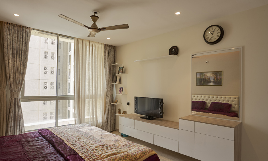 Small master bedroom decor with colourful bed covers for a cosy vibe