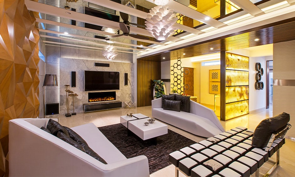 Living room with modern curved chaise lounge in white, providing comfort and a chic aesthetic