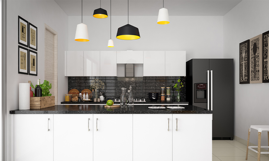 Backsplash with black granite to add a touch of glamour