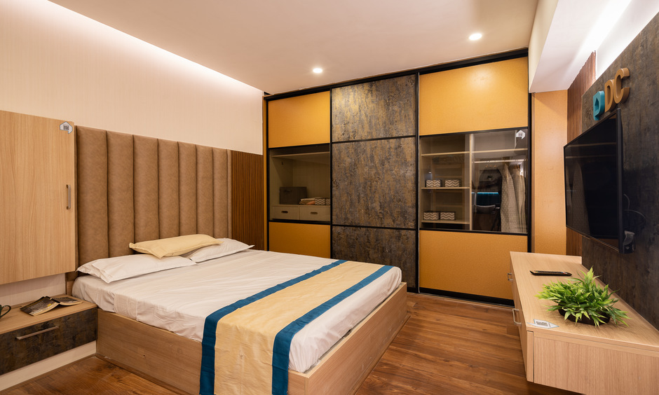 Cozy brown and orange colour combination on bedroom walls