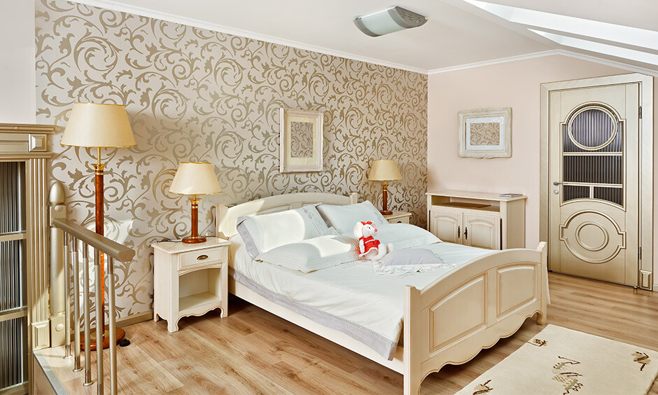 Sophisticated white and gold wall paint ideas for an eclectic home