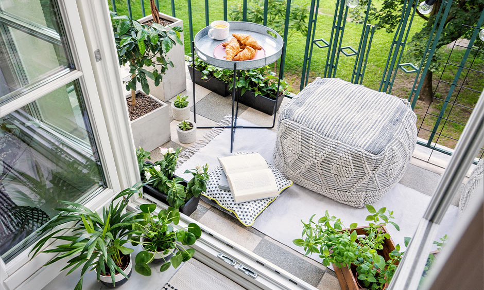 Small coffee table for balcony, blending with nature, compact and stylish, perfect for coffee or evening drinks outdoors.