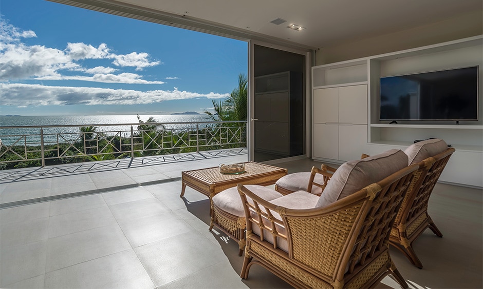 Coastal interior design embraces minimalism and draws inspiration from the beach, ocean, and natural coastal landscapes