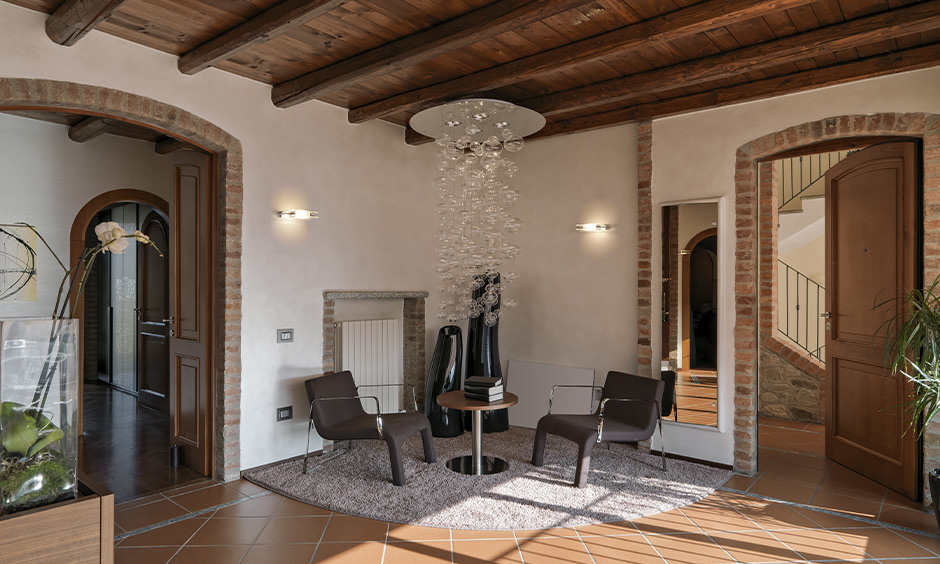 Modern Victorian decor merges intricate details with chic furniture, rich textiles & industrial finishes.